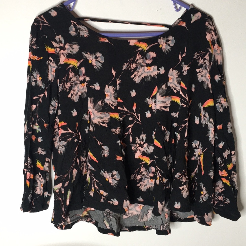 Beautiful black and floral shirt 🌸👚